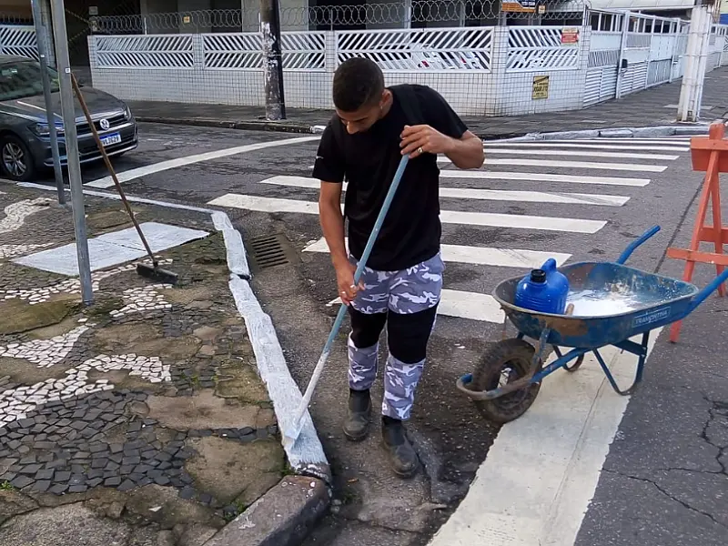 Avenida Presidente Wilson em São Vicente  recebe serviço de pintura de guias