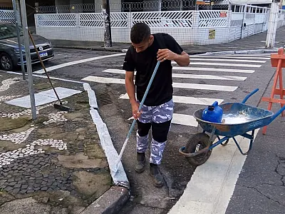 Avenida Presidente Wilson em São Vicente  recebe serviço de pintura de guias