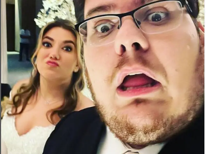 Casimiro usa chinelo em casamento e canta músicas do Vasco na festa