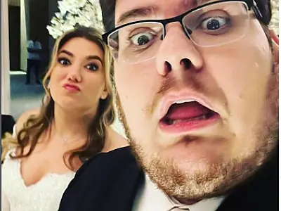 Casimiro usa chinelo em casamento e canta músicas do Vasco na festa