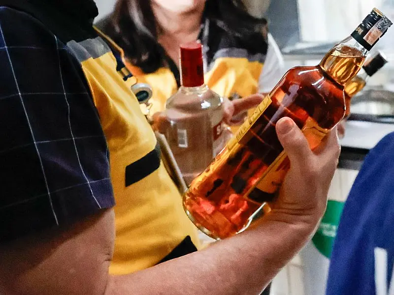 Conheça sinais e sintomas de alerta para intoxicação por metanol e saiba como tratar