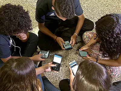 Tarcísio sanciona lei que proíbe celulares nas salas de aula