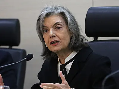 Cármen Lúcia envia processos de Bolsonaro para Justiça do DF