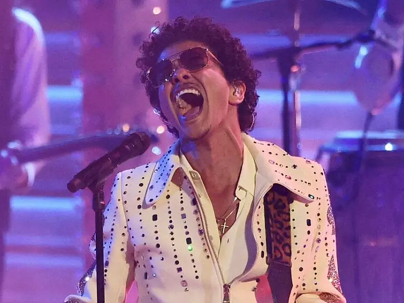 Bruno Mars toca 'Evidências' em show e Chitãozinho e Xororó reagem: 'Lindo demais'