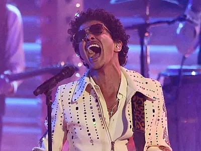 Bruno Mars toca 'Evidências' em show e Chitãozinho e Xororó reagem: 'Lindo demais'