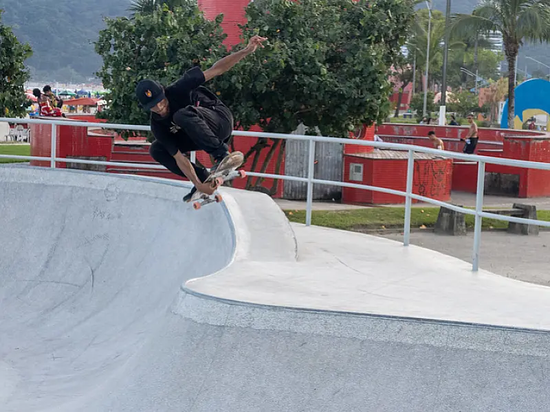 Competição de Skate anima o skatepark de Bertioga hoje