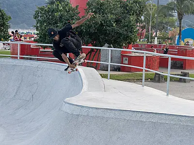 Competição de Skate anima o skatepark de Bertioga hoje