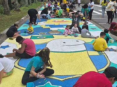 Através das mãos de crianças, pinturas das ruas para a Copa do Mundo voltam a colorir São Vicente
