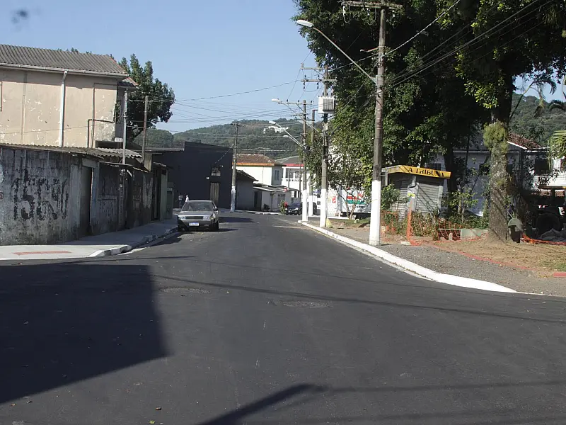 Revitalização de praça na Areia Branca avança após pavimentação do entorno