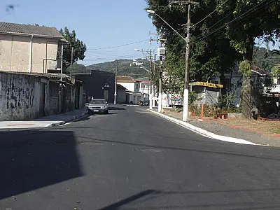 Revitalização de praça na Areia Branca avança após pavimentação do entorno