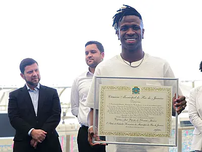 Lei Vini Jr., que combate racismo nos estádios, é sancionada no Rio