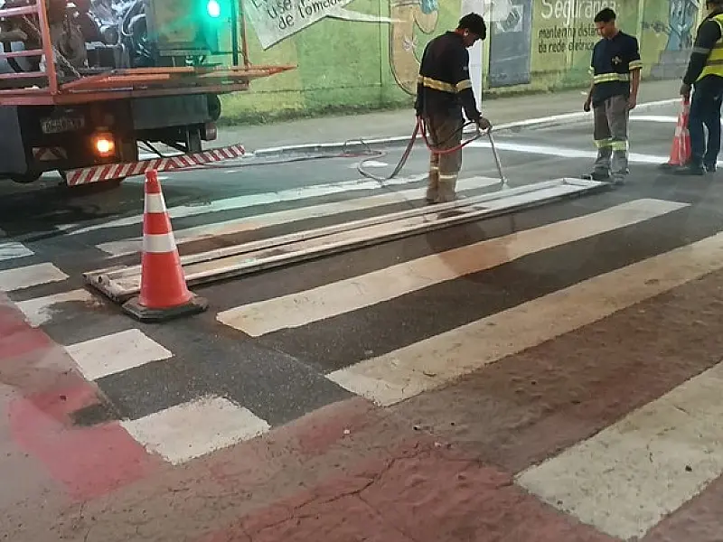 Diversas ruas têm sinalização viária revitalizada em Guarujá