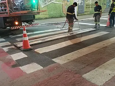 Diversas ruas têm sinalização viária revitalizada em Guarujá