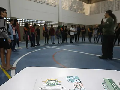 Cidade do Guarujá conscientiza jovens sobre malefícios do plástico no mar