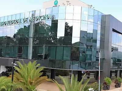 Entidades criticam CFM após veto a terapias para jovens trans