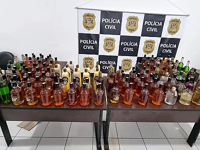 Polícia apreende lote de 130 garrafas de bebidas e cigarros contrabandeados