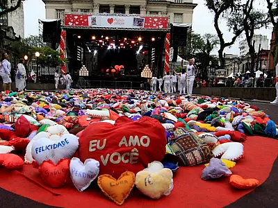Cheia de atrações, ação espera reunir 120 mil corações de tecido na Praça Mauá em Santos