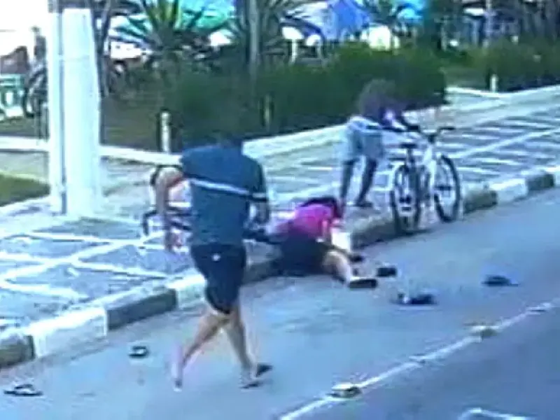 Casal de turistas é roubado e atirado ao chão por bandidos na orla da praia de Guarujá