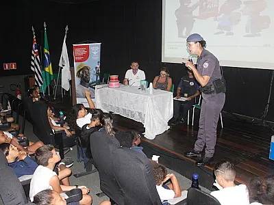 Crianças de rede municipal em Santos aprendem a brincar de pipa com segurança