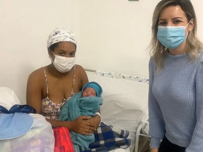 Fundo Social de São Vicente doa enxoval para bebê que nasceu dentro de carro