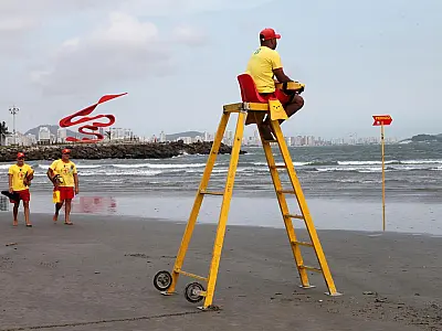 Bombeiros abrem 388 vagas para guarda-vidas em 8 cidades da Baixada Santista