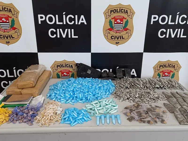 Polícia Civil apreende mais de 5 quilos de drogas enterradas em encosta de morro