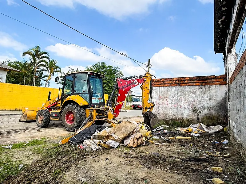 Prefeitura realiza limpeza e retirada de entulhos no Parque São Vicente