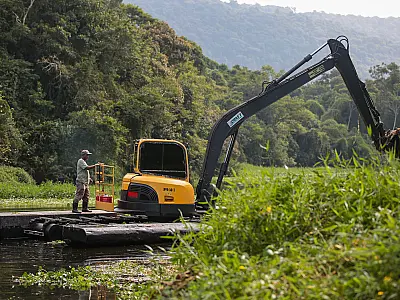 Reforço na limpeza: máquina anfíbia limpou mais de 7 km de rios e canais em 2023