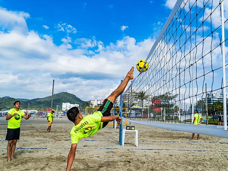 Futevôlei movimenta a Praia da Enseada neste sábado
