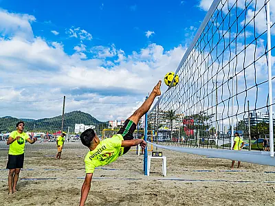Futevôlei movimenta a Praia da Enseada neste sábado