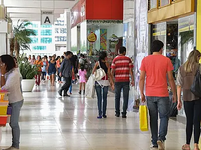Vendas no comércio varejista crescem 0,7% em julho, diz IBGE