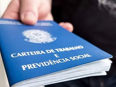 Taxa de desemprego recua para 11,6%, mas renda cai