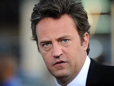 Matthew Perry foi visto almoçando com uma mulher 24 horas antes de ser encontrado morto