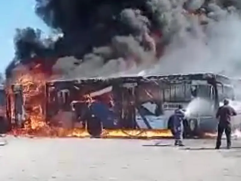 Incêndio atinge diversos ônibus e faz vítimas em garagem de Praia Grande; veja o vídeo
