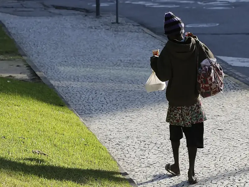 Em dia de luta, defensores públicos atendem morador de rua na calçada