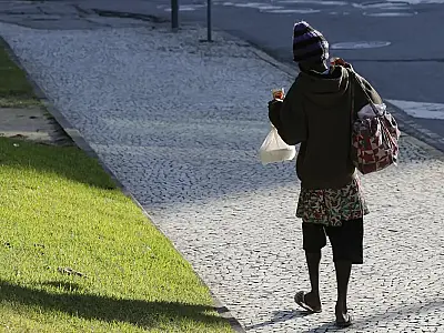 Em dia de luta, defensores públicos atendem morador de rua na calçada
