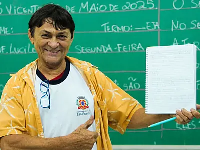 Pedreiro coloca 'mão na massa' e aprende a ler aos 65 anos na EJA de São Vicente