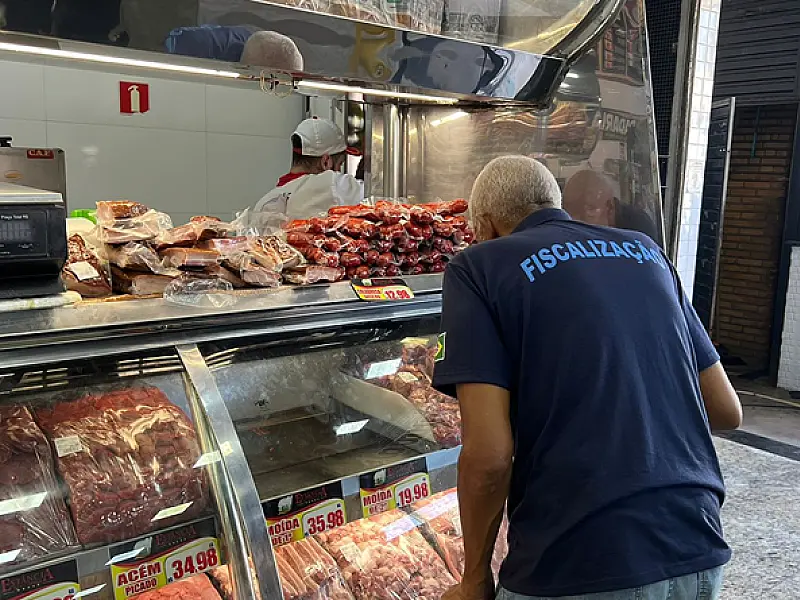 Prefeitura de Guarujá multa cinco açougues em quase R$ 8 mil por comercializarem carne vencida