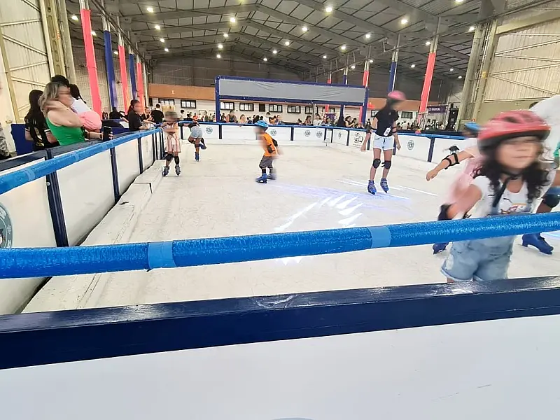 Shopping Parque Balneário traz pista de patinação no gelo para calor do Litoral