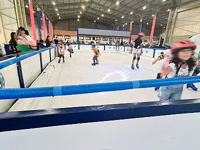 Shopping Parque Balneário traz pista de patinação no gelo para calor do Litoral