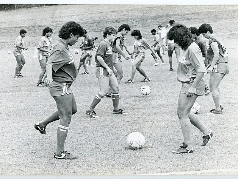 Pesquisadoras, jornalistas e Museu do Futebol resgatam história da seleção feminina