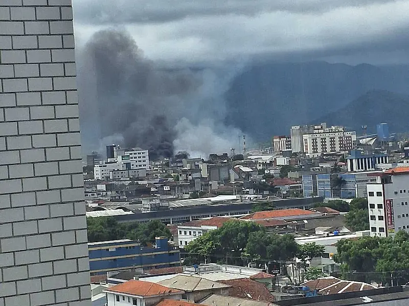 Incêndio gigante em galpões de itens apreendidos da Receita Federal já passa de 30 horas