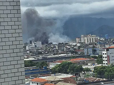 Incêndio gigante em galpões de itens apreendidos da Receita Federal já passa de 30 horas