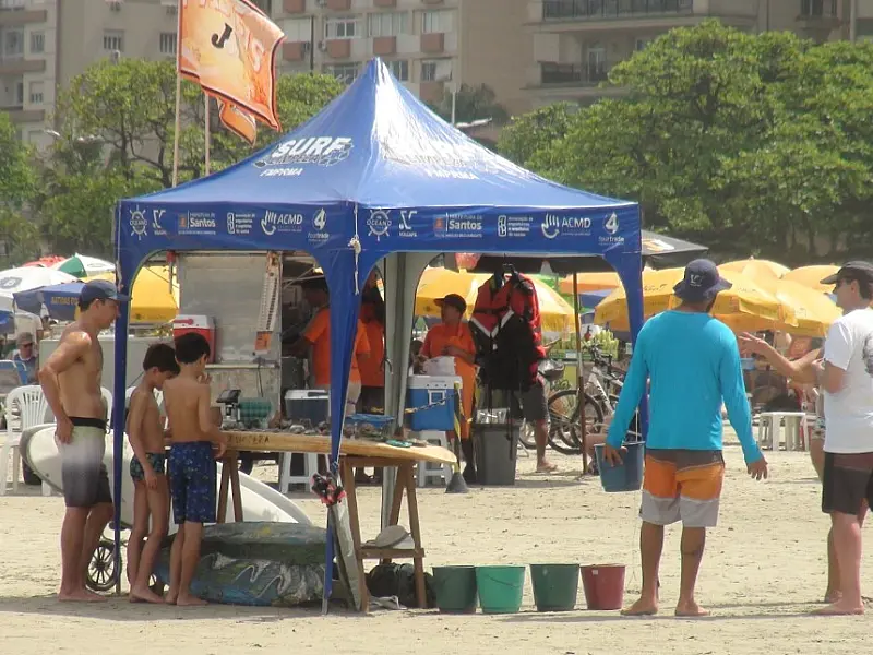 Projeto voluntário estimula coleta de resíduos em troca de surfe em praia de Santos