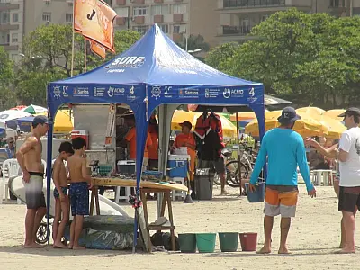 Projeto voluntário estimula coleta de resíduos em troca de surfe em praia de Santos