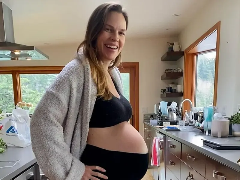 Atriz Hilary Swank anuncia nas redes sociais o nascimento dos filhos gêmeos
