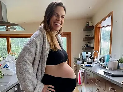 Atriz Hilary Swank anuncia nas redes sociais o nascimento dos filhos gêmeos