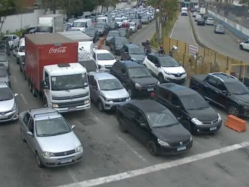 Com grande congestionamento nas estradas, motoristas lotam travessia de balsa entre Santos e Guarujá