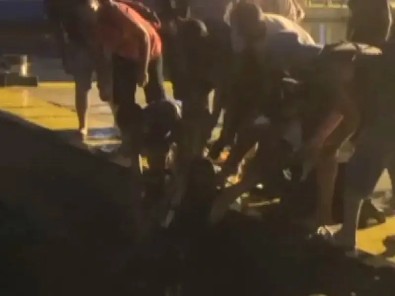 Mulher cai no mar após tentar pular do píer para a balsa na travessia entre Santos e Guarujá