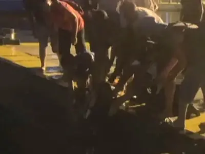 Mulher cai no mar após tentar pular do píer para a balsa na travessia entre Santos e Guarujá